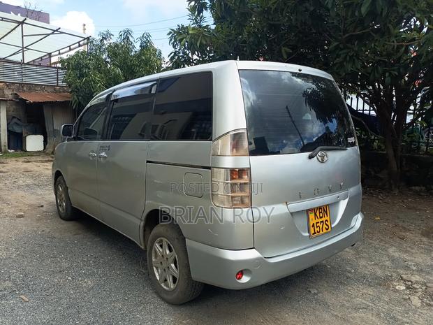 Toyota Voxy 2004 Silver