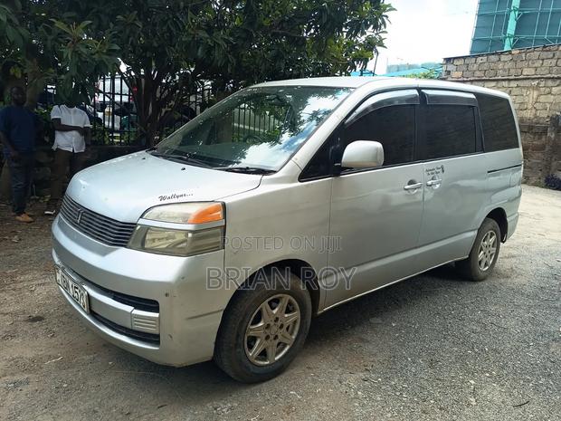 Toyota Voxy 2004 Silver