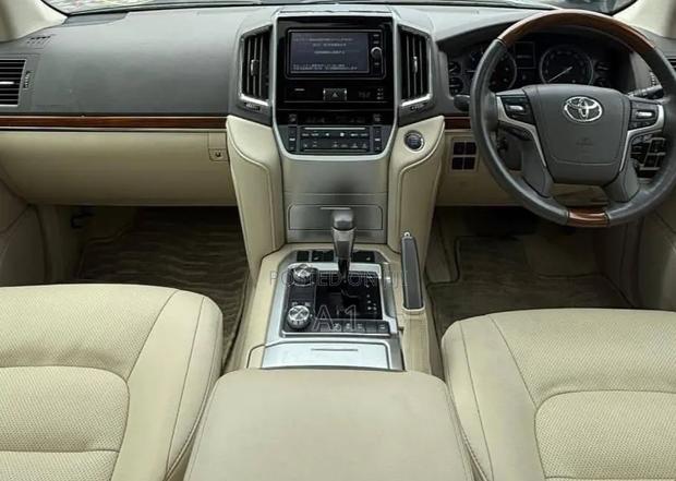Toyota Land Cruiser 4.6 V8 ZX 2019 Pearl