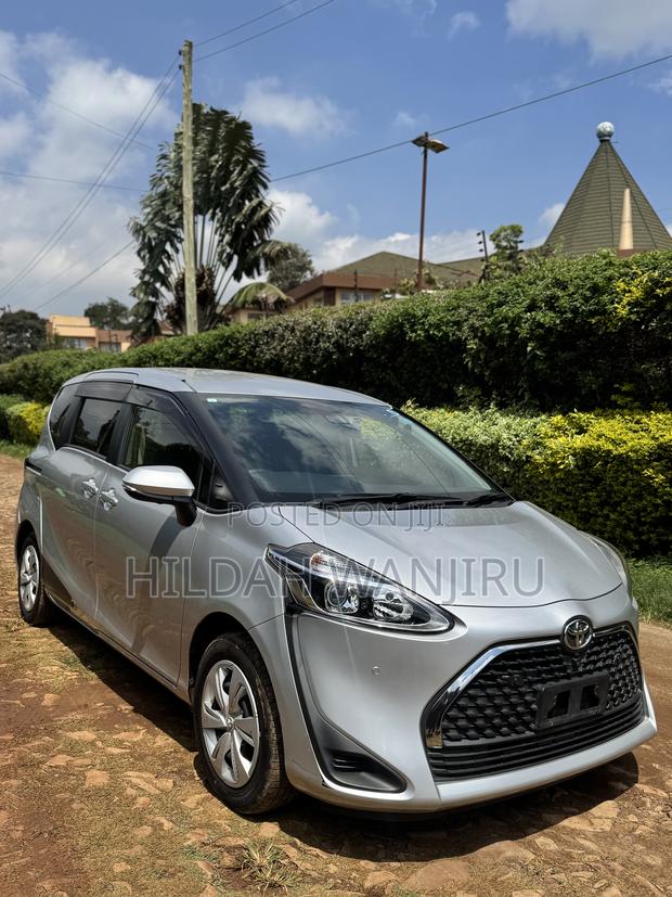 Toyota Sienta 2019 Silver