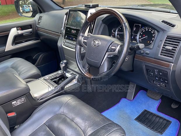 Toyota Land Cruiser 4.6 V8 ZX 2019 Black