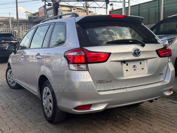 Toyota Corolla Fielder 1.5 Hybrid FWD 2019 Silver