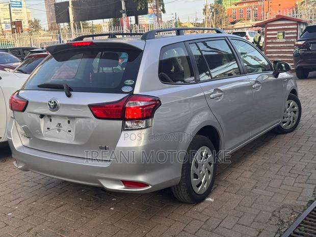 Toyota Corolla Fielder 1.5 Hybrid FWD 2019 Silver