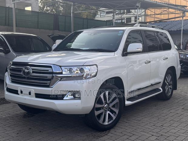 Toyota Land Cruiser 4.6 V8 ZX 2019 White