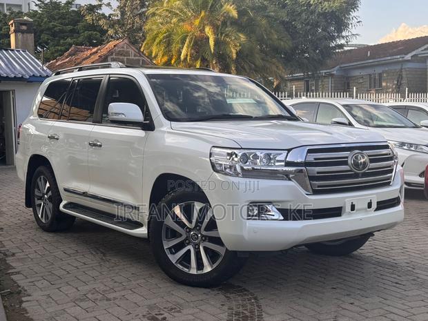 Toyota Land Cruiser 4.6 V8 ZX 2019 White