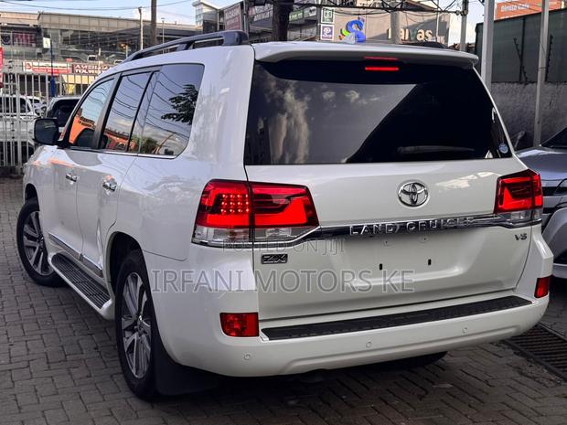 Toyota Land Cruiser 4.6 V8 ZX 2019 White