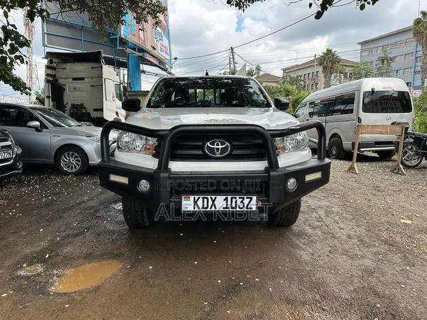 Toyota Hilux 2021 White