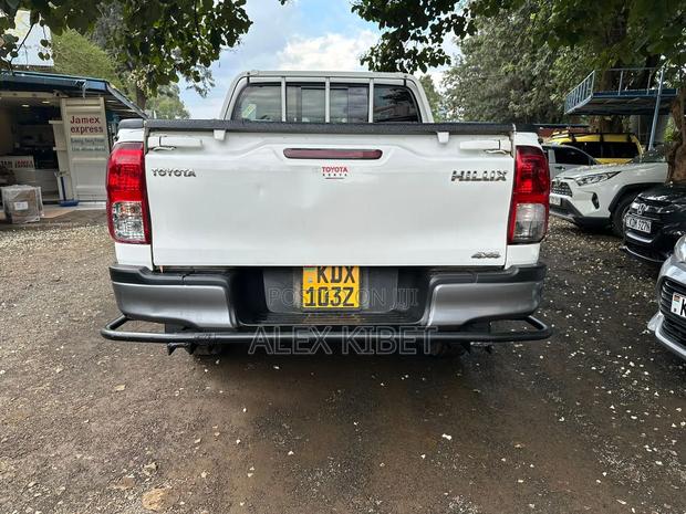 Toyota Hilux 2021 White