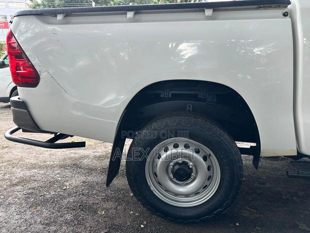 Toyota Hilux 2021 White