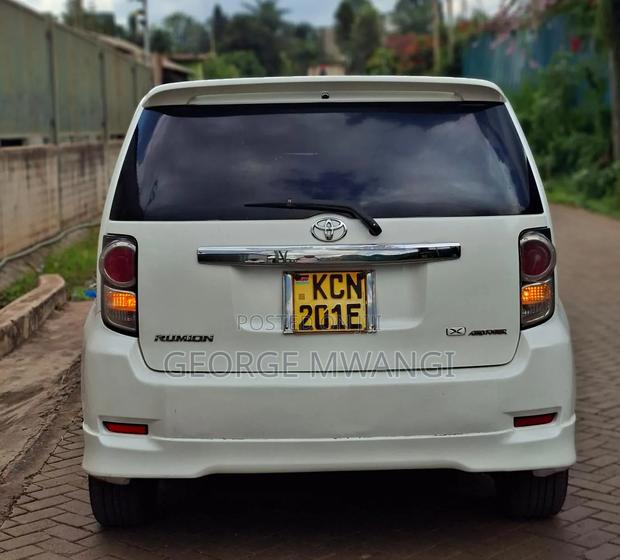 Toyota Corolla Rumion 2010 White