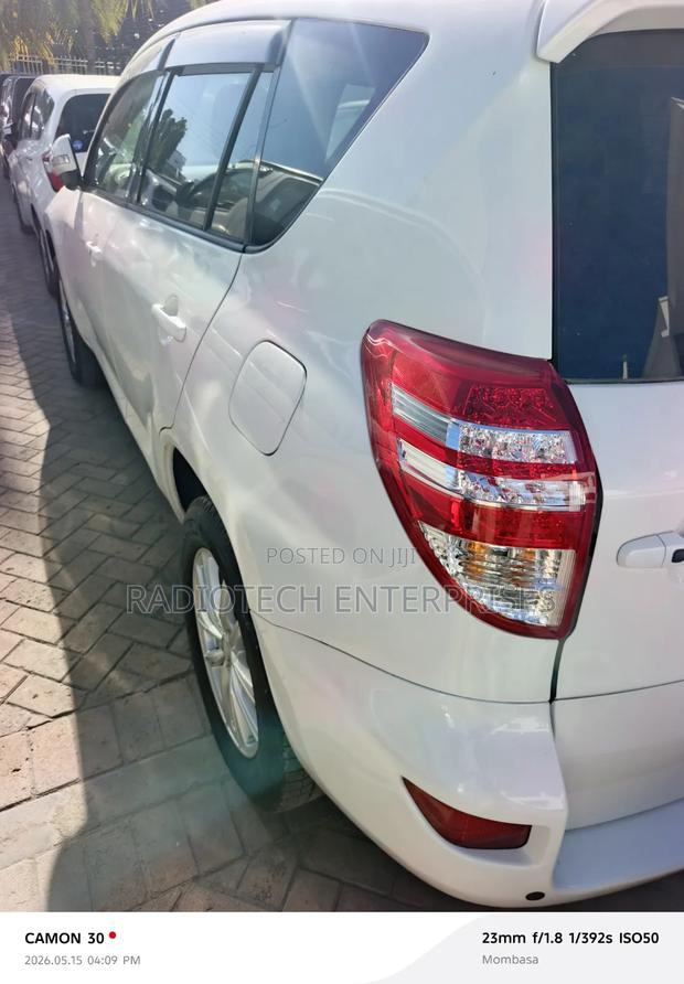 Toyota RAV4 LE Front-wheel Drive (2.5L 4cyl 6A) 2016 White
