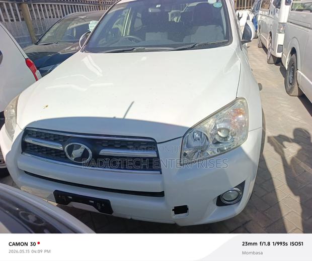 Toyota RAV4 LE Front-wheel Drive (2.5L 4cyl 6A) 2016 White