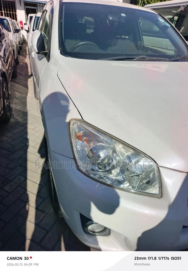 Toyota RAV4 LE Front-wheel Drive (2.5L 4cyl 6A) 2016 White