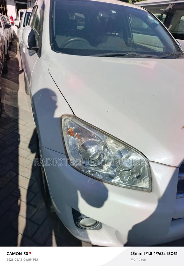 Toyota RAV4 LE Front-wheel Drive (2.5L 4cyl 6A) 2016 White