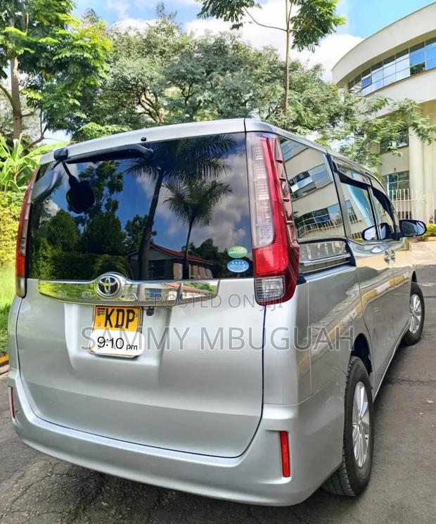 Toyota Noah 2016 Silver