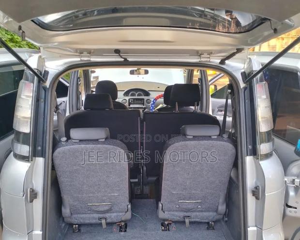 Toyota Sienta 1.5 FWD 2012 Silver