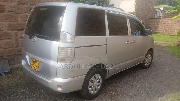 Toyota Noah 2005 Silver