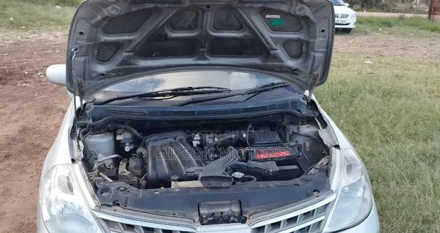 Nissan Tiida 2009 Silver