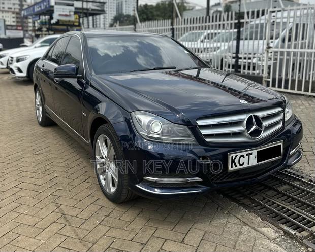 Mercedes-Benz C200 2011 Blue
