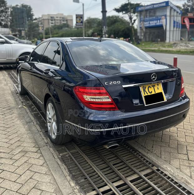 Mercedes-Benz C200 2011 Blue