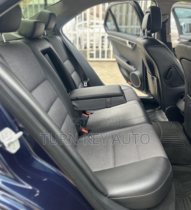 Mercedes-Benz C200 2011 Blue