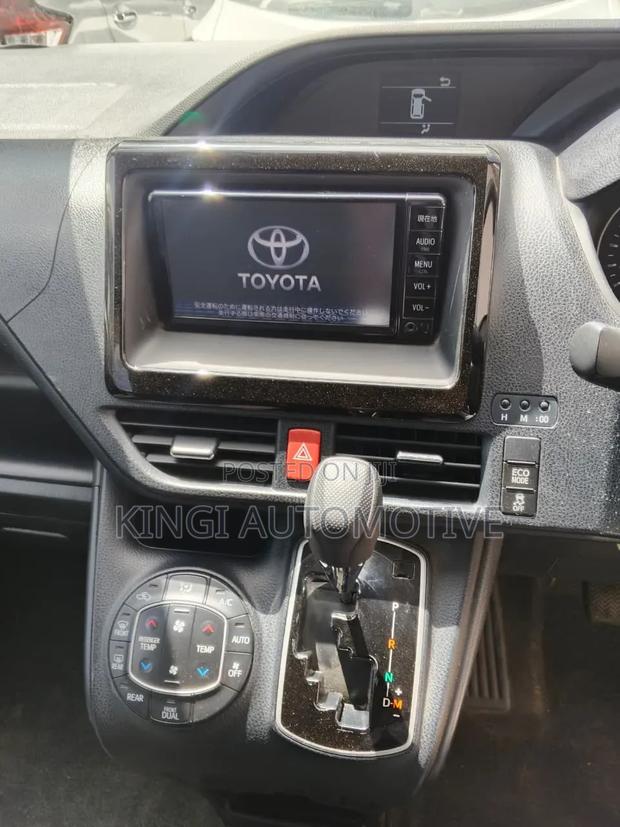 Toyota Voxy 2019 Silver