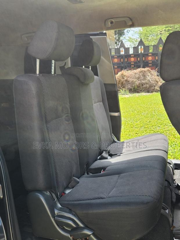 Toyota ISIS 2011 Blue