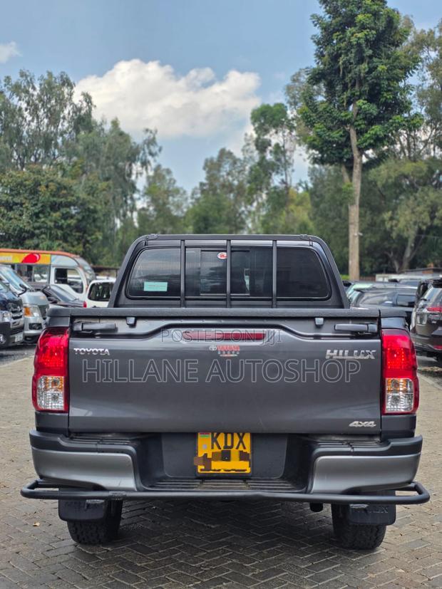 Toyota Hilux 2021 Black