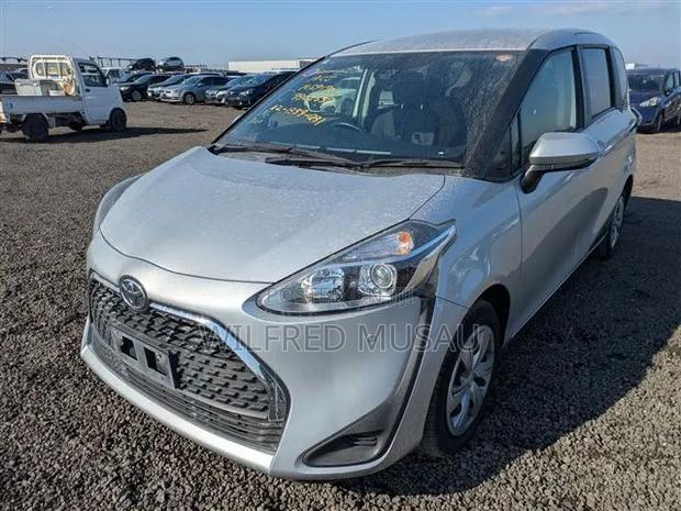 Toyota Sienta 2022 Silver