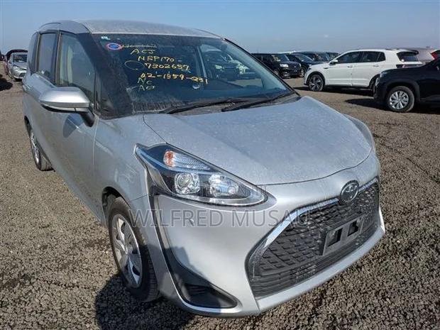 Toyota Sienta 2022 Silver