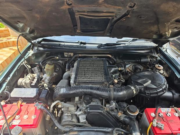 Toyota Hilux 2000 Black