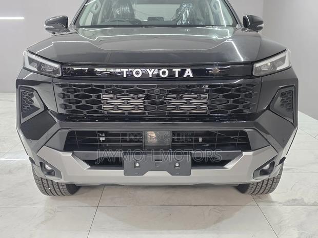 New Toyota Hilux 2025 Black