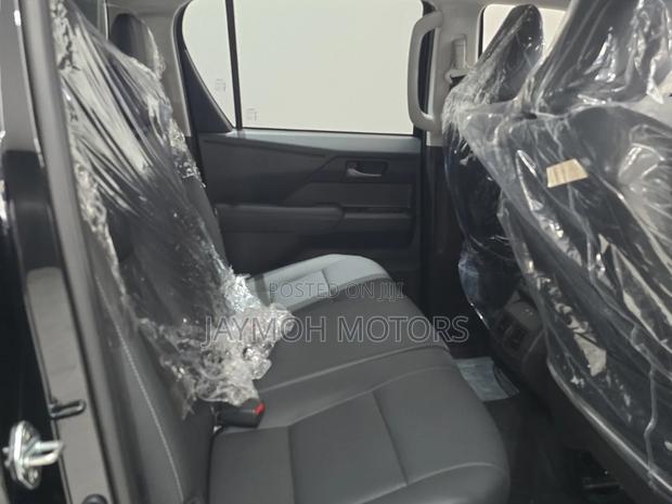 New Toyota Hilux 2025 Black