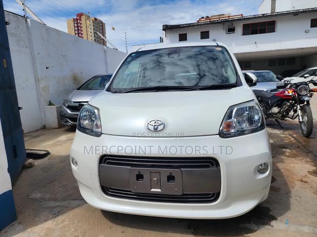Toyota Porte 2019 White