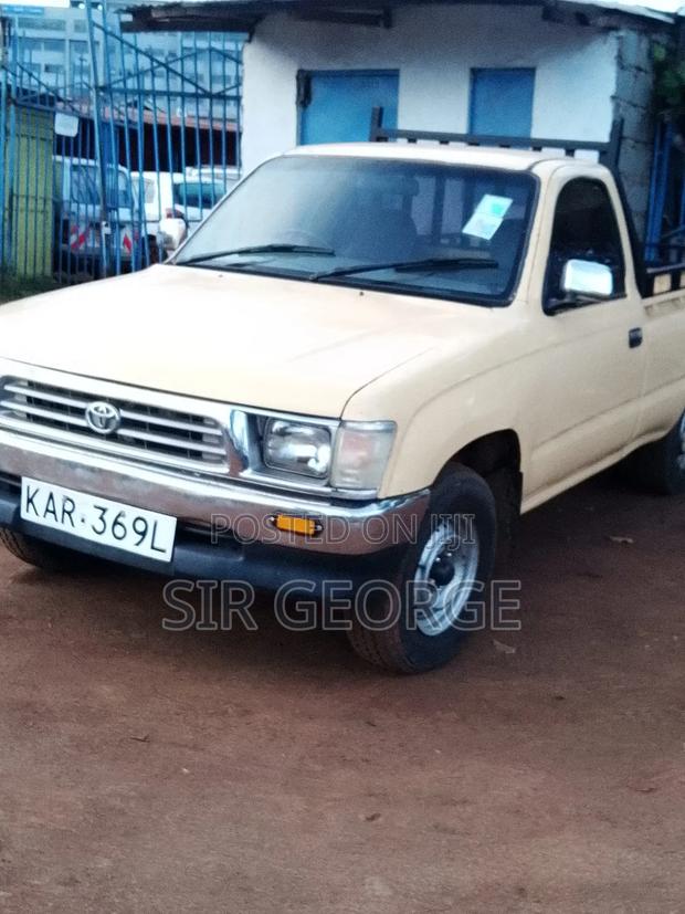 Toyota Hilux 2004 Beige