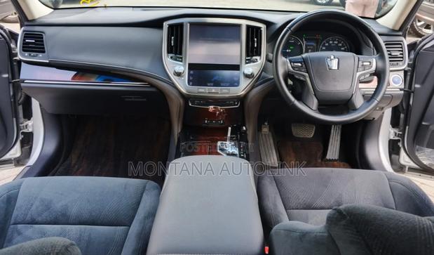 Toyota Crown 2018 Silver