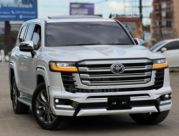 Toyota Land Cruiser LC300 2023 White