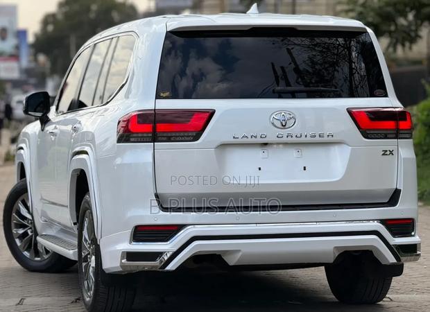 Toyota Land Cruiser LC300 2023 White