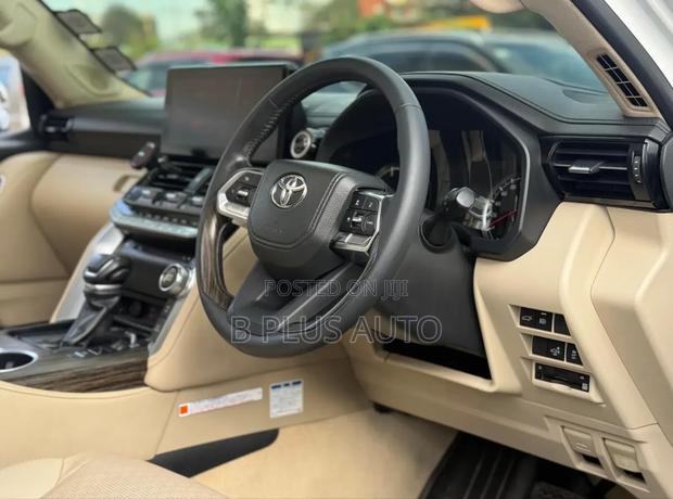 Toyota Land Cruiser LC300 2023 White