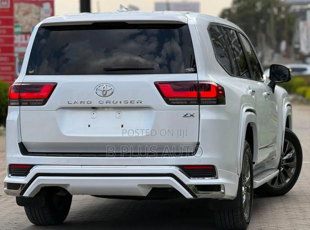 Toyota Land Cruiser LC300 2023 White