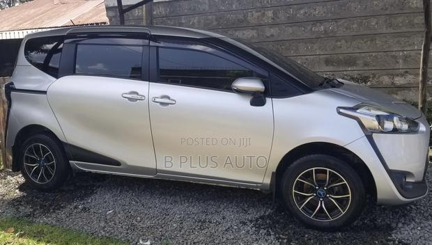 Toyota Sienta 2018 Silver