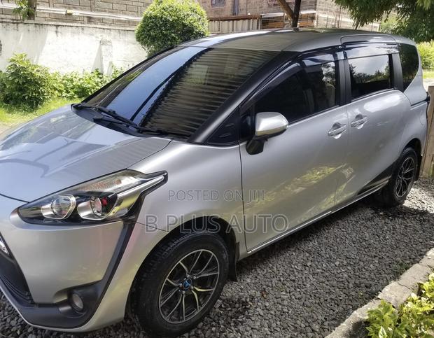 Toyota Sienta 2018 Silver
