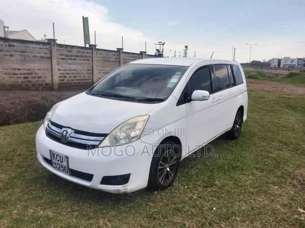 Toyota ISIS 2012 Pearl