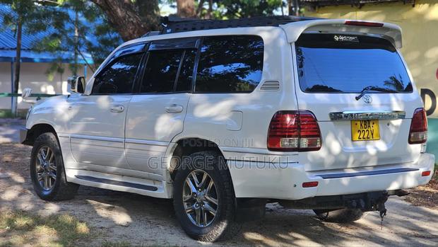 Toyota Land Cruiser 2001 White