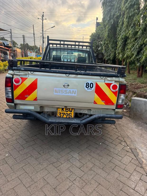 Nissan Hardbody 2011 Gold