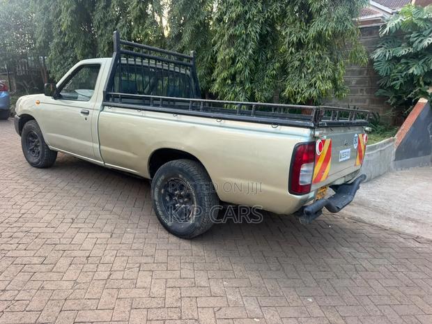 Nissan Hardbody 2011 Gold
