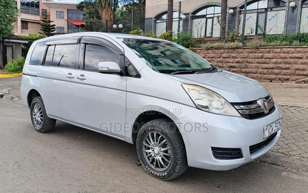 Toyota ISIS 2013 Silver