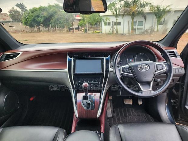 Toyota Harrier 2.0 2014