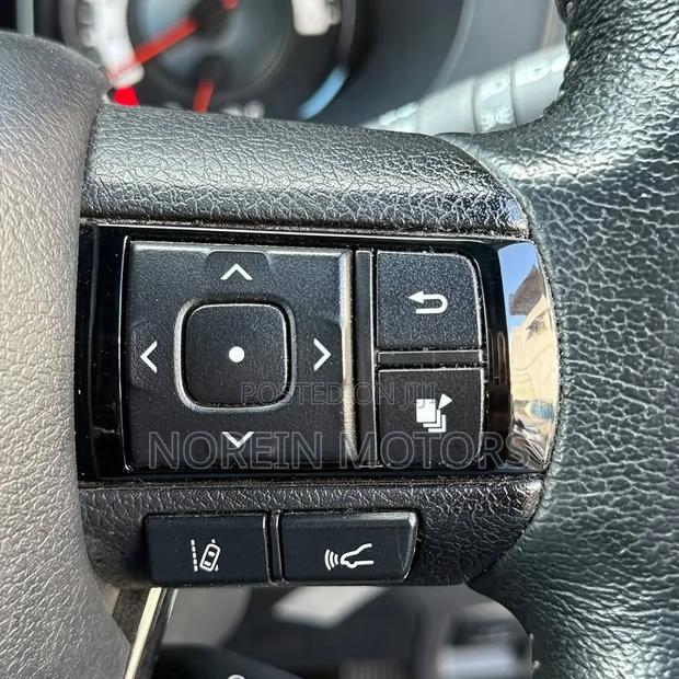 Toyota Hilux Revo Double Cab Petrol 2.7 AWD 2021 White
