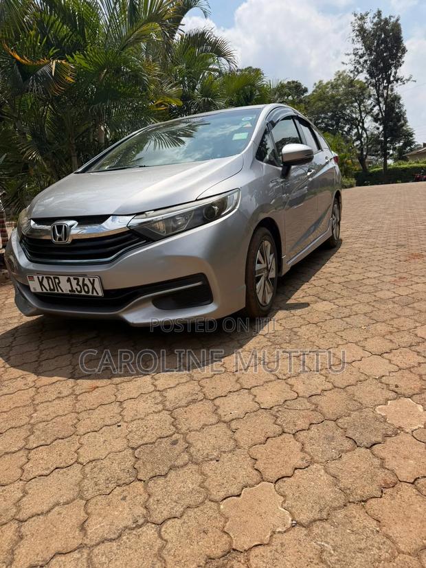 Honda Fit Shuttle 2017 Silver